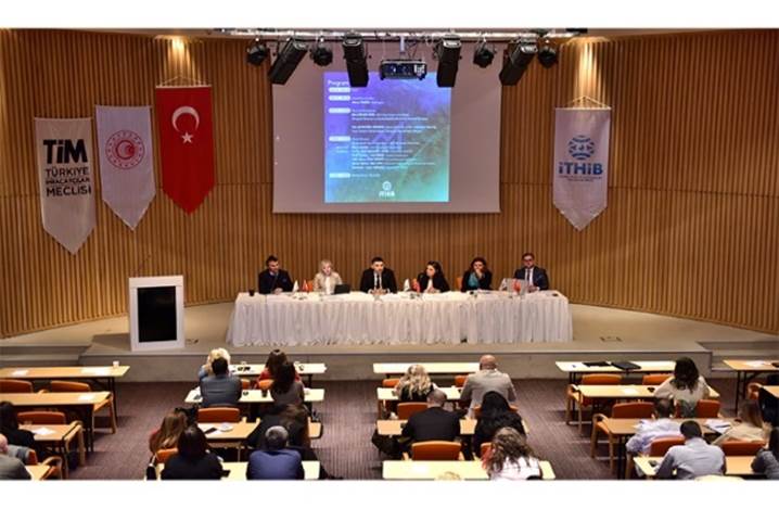 iç mekan, masa, Konferans salonu, mobilya içeren bir resim  Açıklama otomatik olarak oluşturuldu